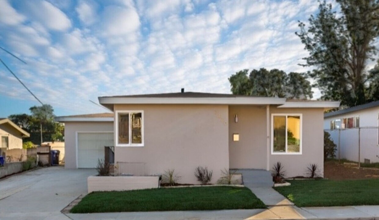 Primary Photo - PARADISE HLLS BEST KEPT SECRET !!!3 BEDROO...