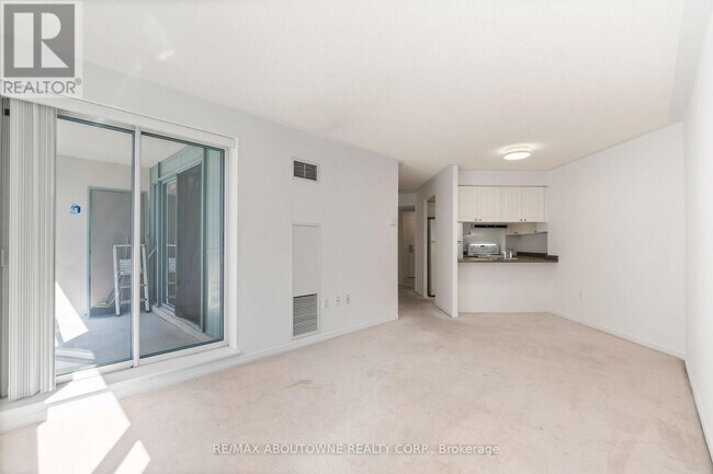 Photo du bâtiment - 887-887 Bay St.