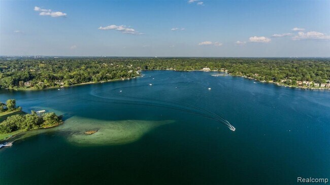 Foto del edificio - 2145 Lakeshire Dr