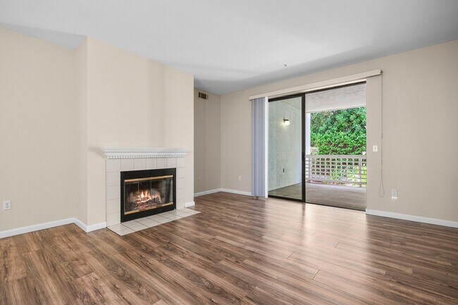 Building Photo - Beautiful single level condo, lower level ...