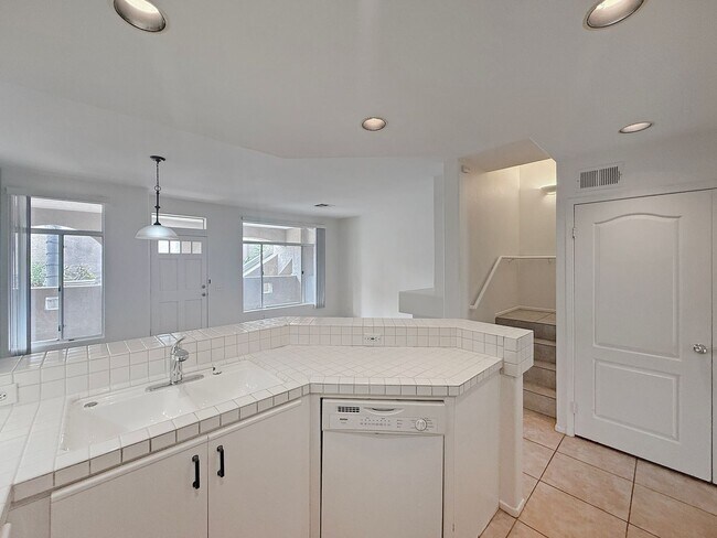 Foto del edificio - Beautiful 2B/2.5BA in The Elysian Complex!...