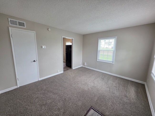 Building Photo - Spacious 2 Bed, 1.5 Bath Duplex Near Red Bridge
