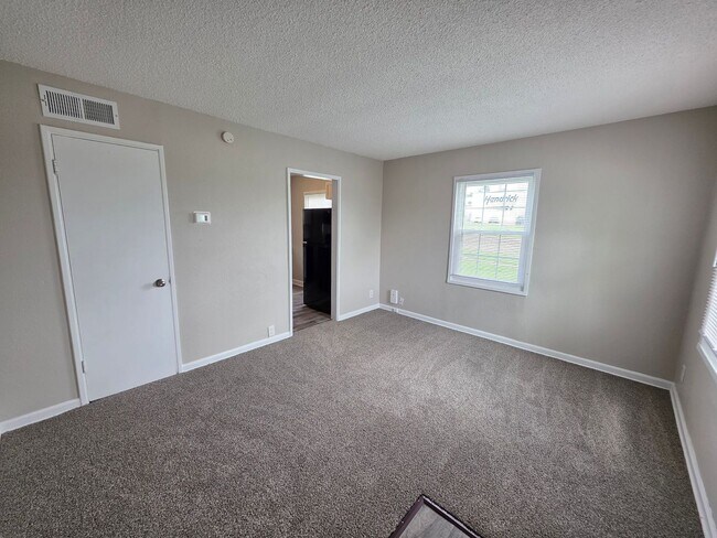 Foto del edificio - Spacious 2 Bed, 1.5 Bath Duplex Near Red Bridge