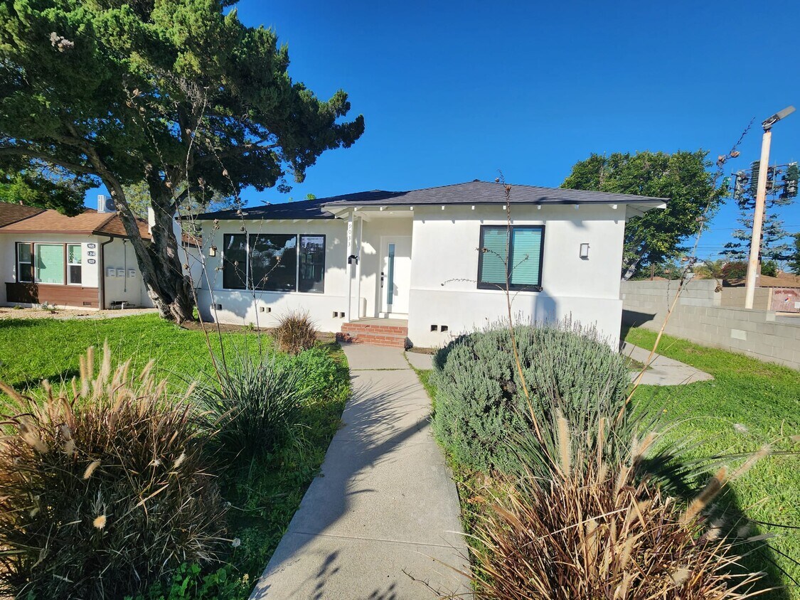 Primary Photo - 9033 Lindley Ave