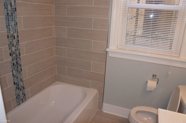 Foto del edificio - 717 Culbertson Dr