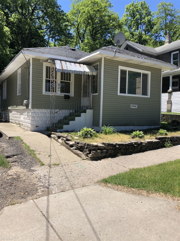 Primary Photo - 2 br, 1 bath House - 225 W Maple St