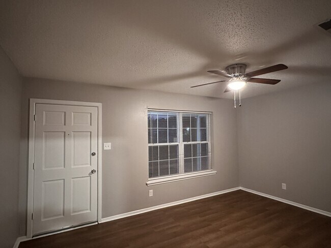 Foto del edificio - 4708 Pinson Dr