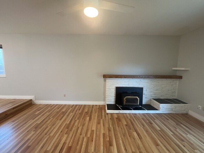 Foto del edificio - Beautiful 3 BDRM, 2 BATH Home w/ American ...