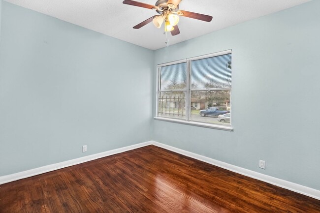 Foto del edificio - 527 Lively Dr