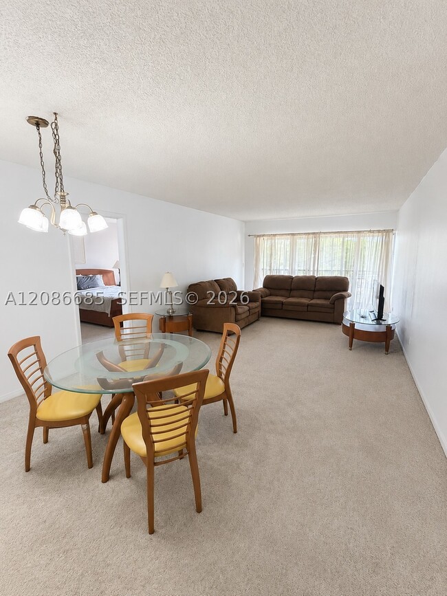 Building Photo - 240 Lakeview Dr