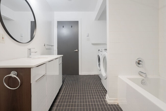 Building Photo - 5642 Ave Du Parc