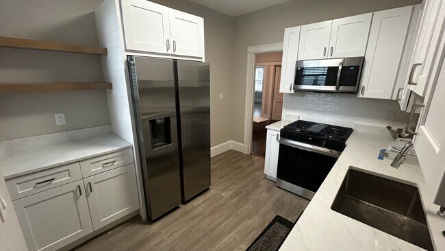 Building Photo - Renovated 3 bed 1 bath in Allston.... Awesome listing...
