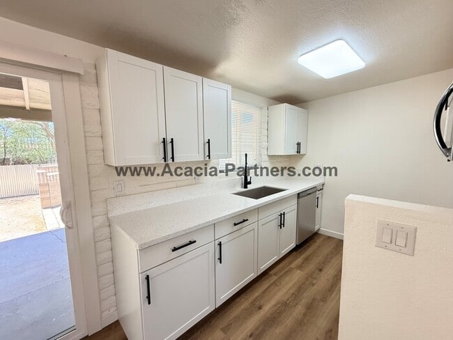 Building Photo - Three Bedroom Home
