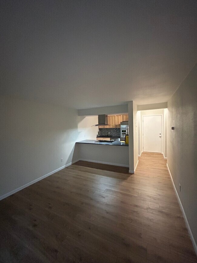 Sala de estar - de vuelta a la cocina - ¡gran espacio para taburetes de bar! A - 2707 Valmont Rd