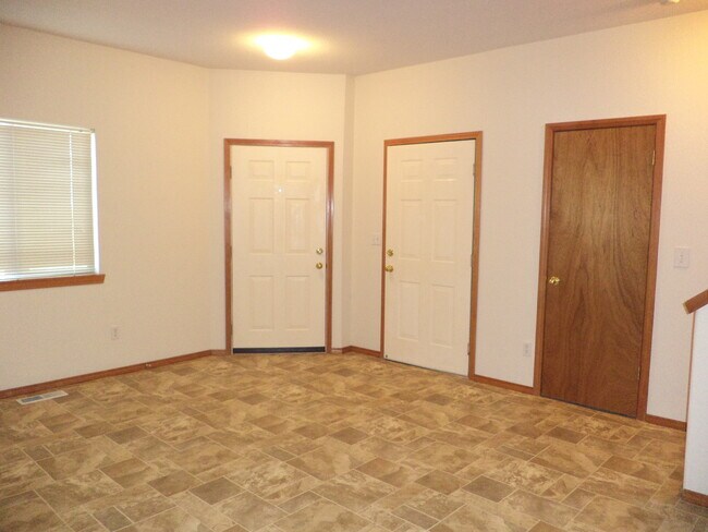 Foto del edificio - Spacious Townhouse in Close in Community a...
