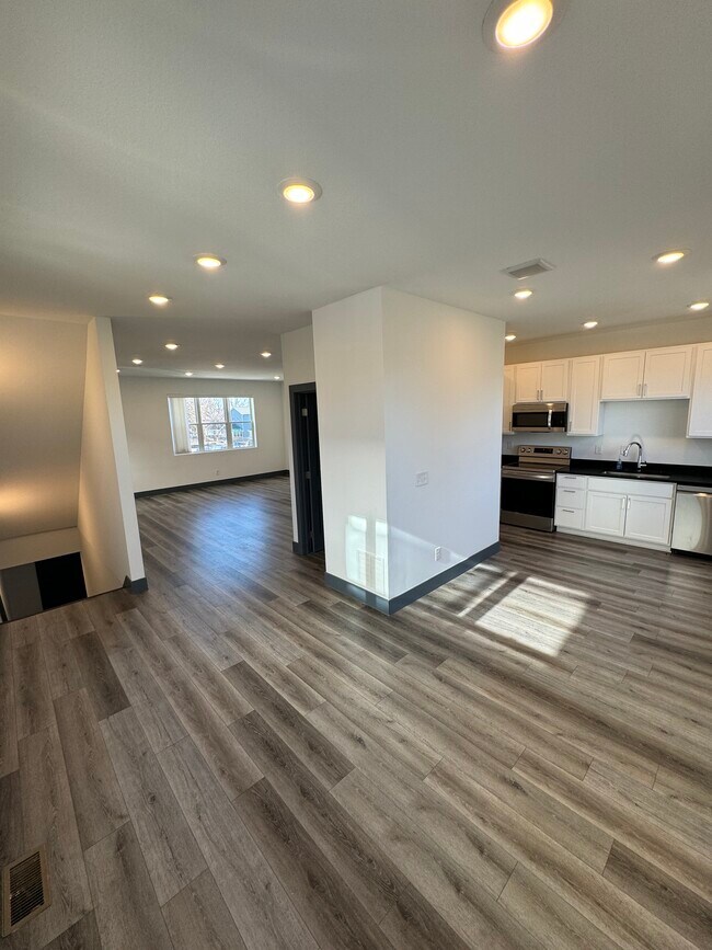 Foto del edificio - 875 Western Ave N