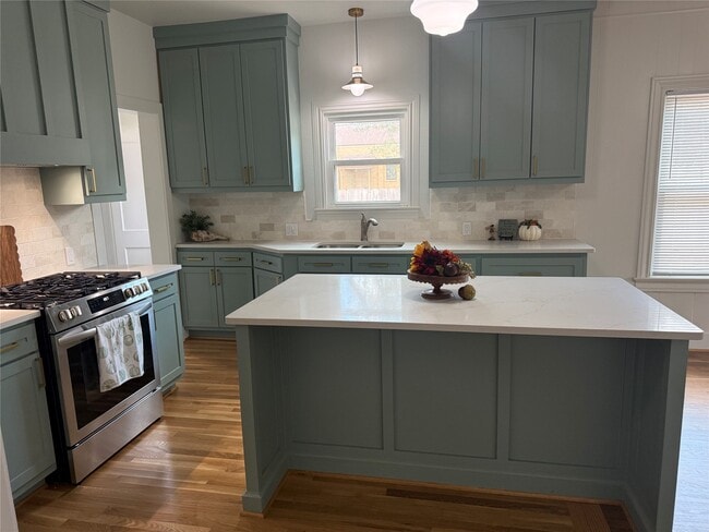 Building Photo - 417 Abell St S