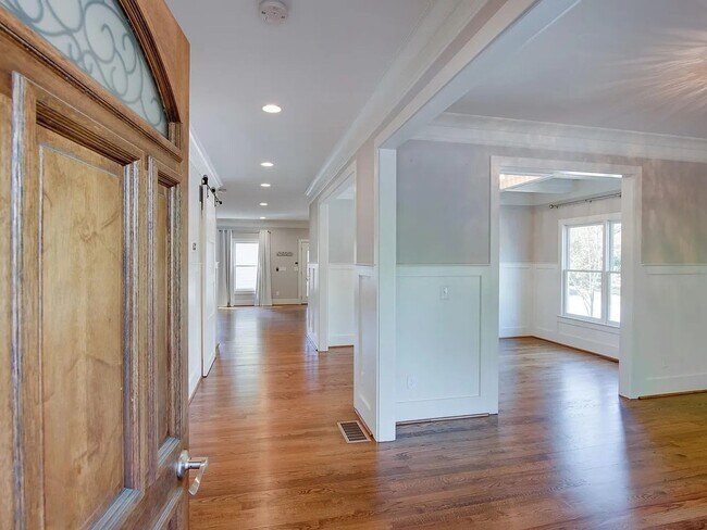 Foto del edificio - Luxurious 4 Bedroom Single Family Home Min...