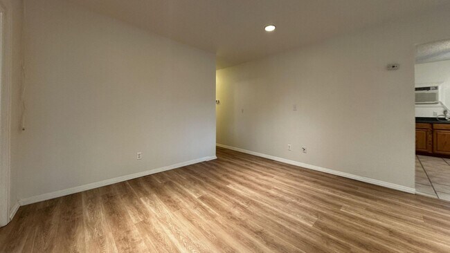 Building Photo - 3 Bedroom 2 Bathroom Home w/RV Parking In ...