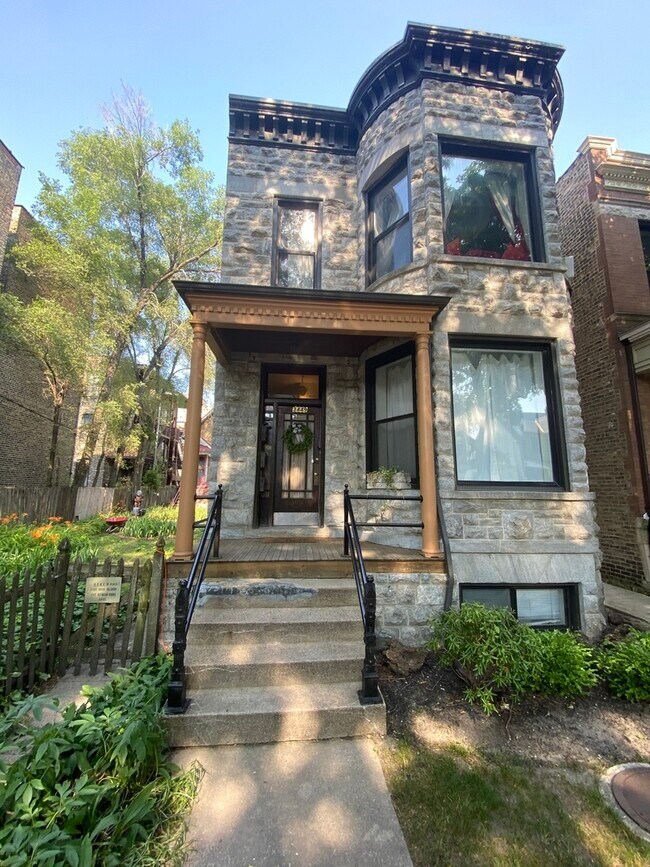 Building Photo - 3449 N Marshfield Ave