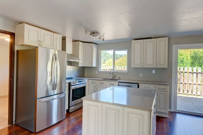 Building Photo - 634 N El Mirador St