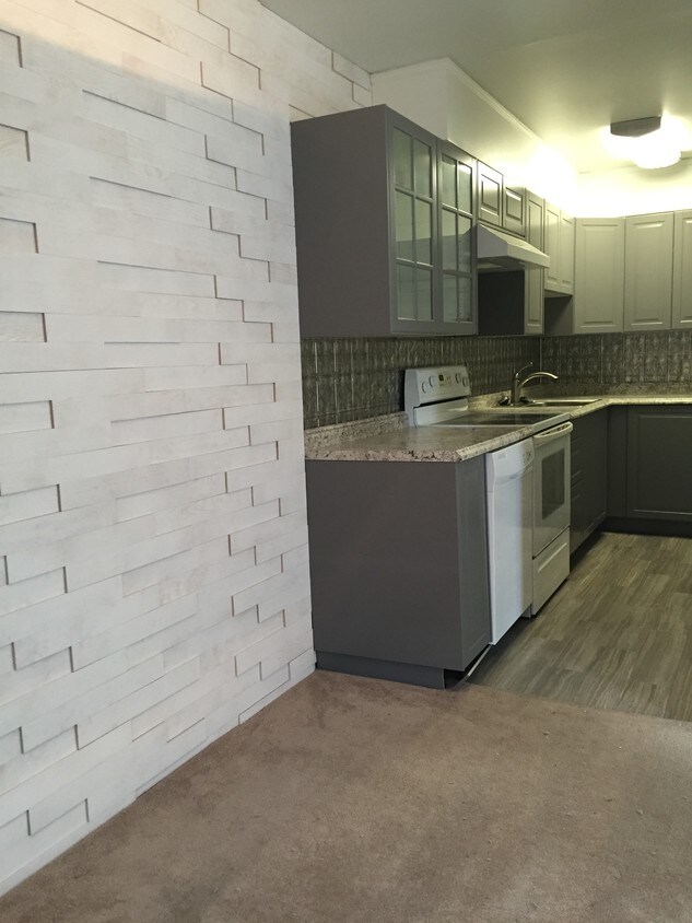 Kitchen - 694 Robinwood Dr