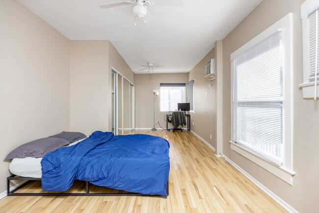 Casa de un dormitorio de gran tamaño con armario doble - Student Housing Near USC Univ Southern Calif