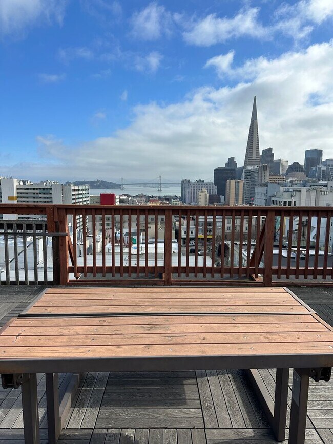 Foto del edificio - Spacious Nob Hill 3 BD/ 2 Bath Flat with Shared Roof-deck! Gorgeous City and Bay Views!!