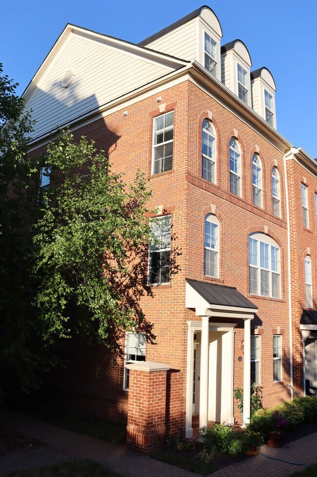 Sunny end-unit townhouse in the heart of downtown Herndon with floor-to-ceiling windows on three sid - 222 Herndon Station Sq