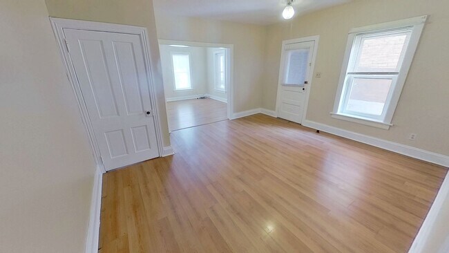 Foto del edificio - 2-Bedroom Second-Floor Apartment