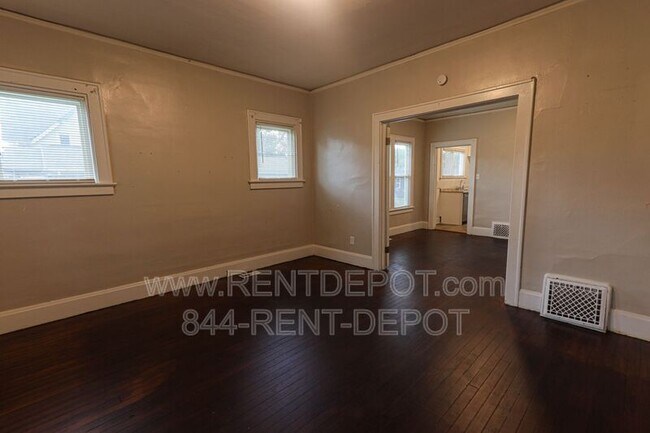 Building Photo - 737 E. Gum St.