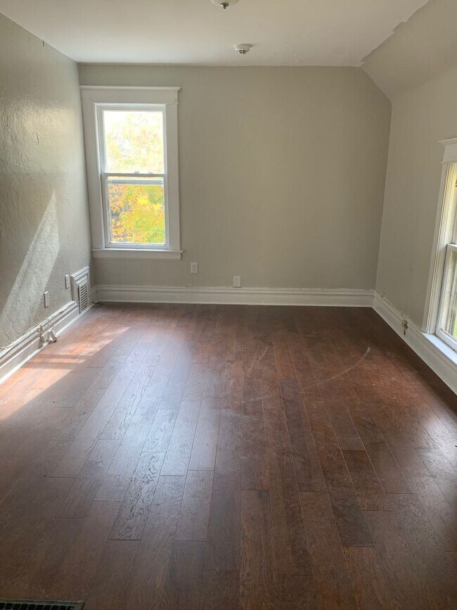 Building Photo - 913 Egleston Avenue