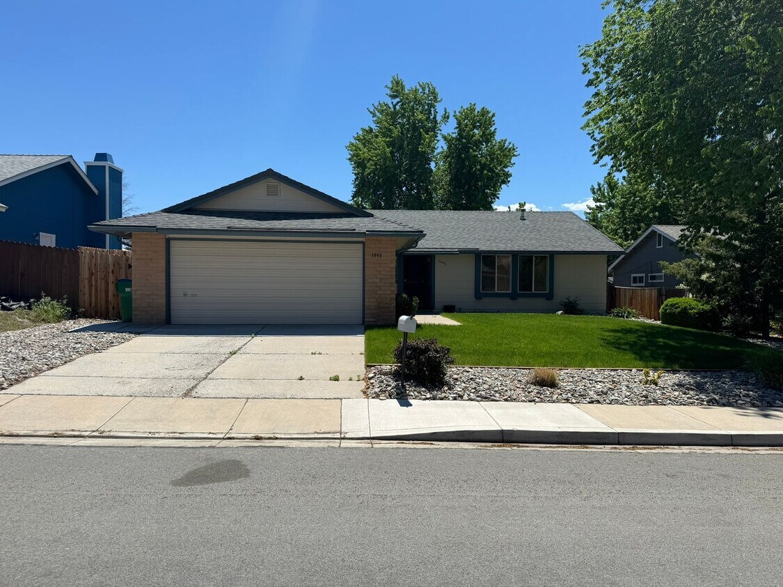 Foto principal - 3 Bedroom 2 bath with beautiful landscapin...