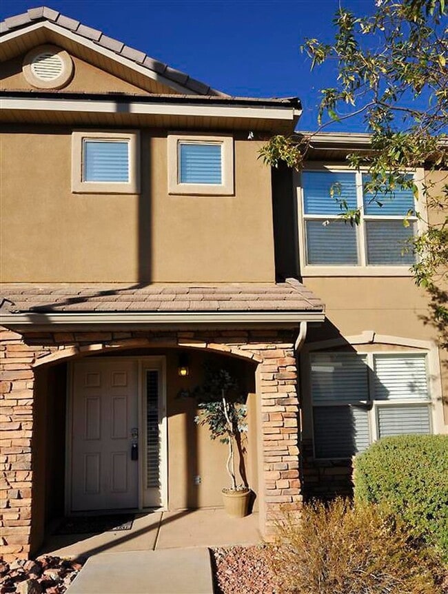 Building Photo - 3155 S Hidden Valley Dr