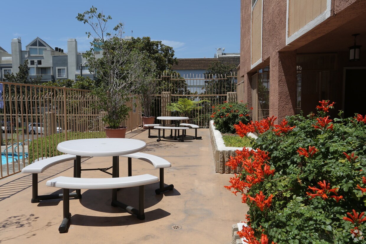 Kingsley Plaza Apartments 444 S Kingsley Dr Los Angeles, CA