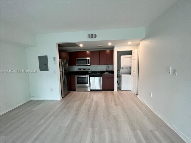 Building Photo - 946 Bay Dr