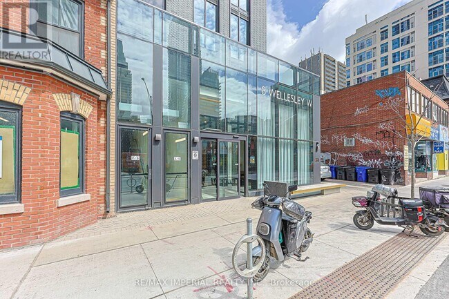 Photo du bâtiment - 8 Wellesley St W