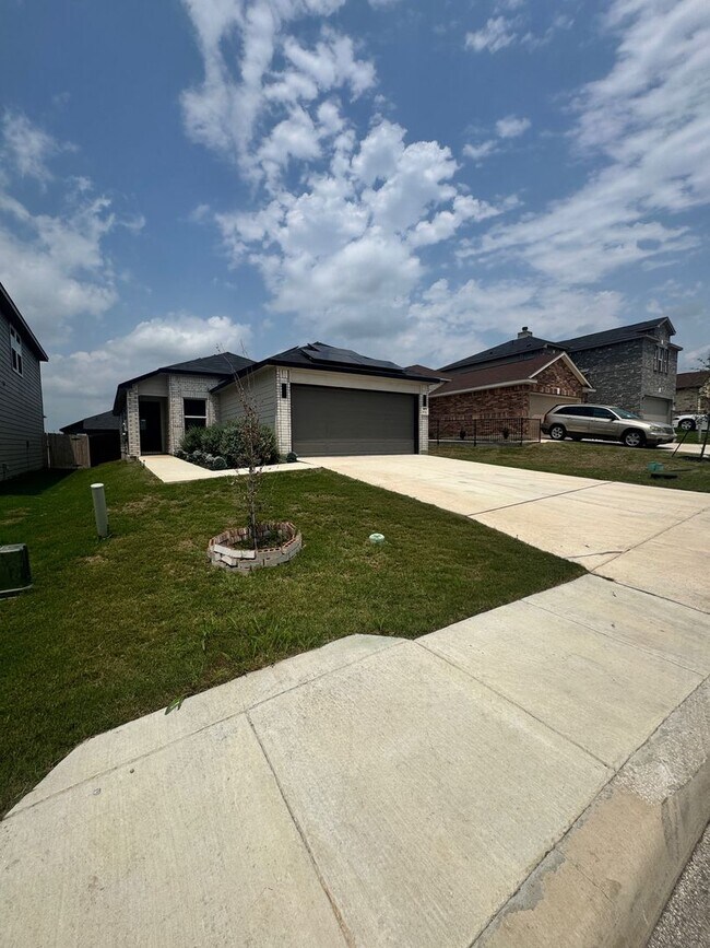 Foto del edificio - A Must See! Modern 3-Bed Home with Solar, ...