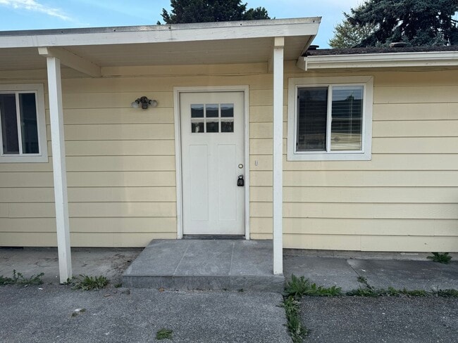 Building Photo - Newly Remodeled 2 Bedroom 1 Bathroom - Duplex
