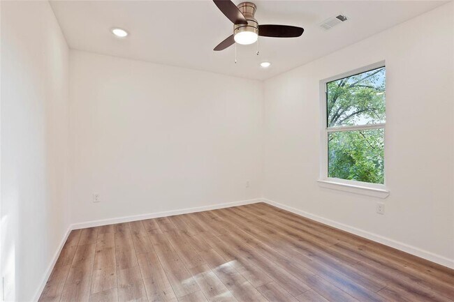 Building Photo - 310 Delmar St