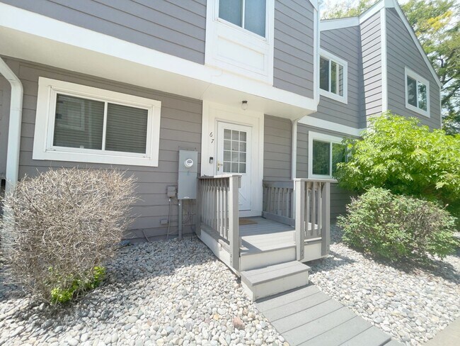 Foto del edificio - 2 bedroom master suites,2 bathrooms! 1 car...
