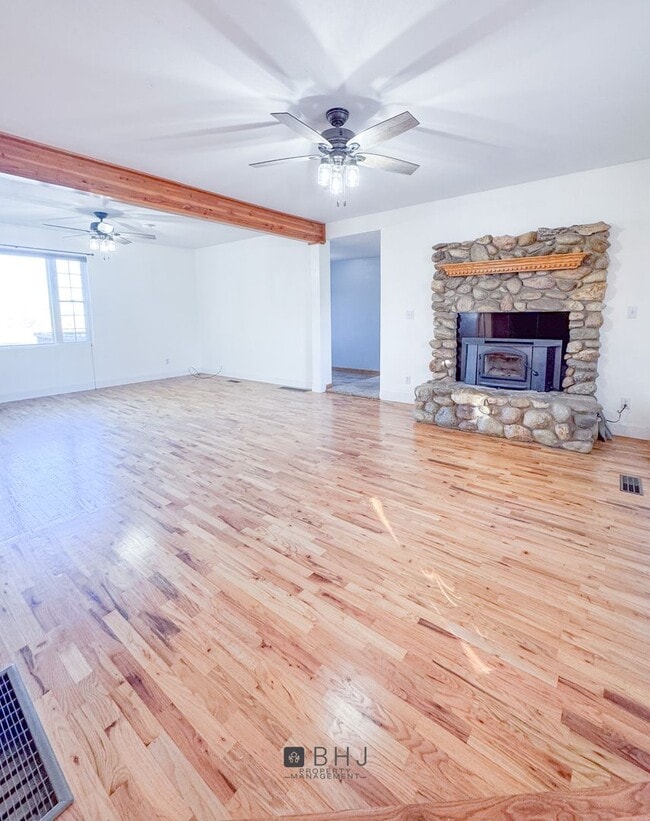 Building Photo - LARGE, PET-FRIENDLY 4 BED/ 3 BATH SINGLE F...