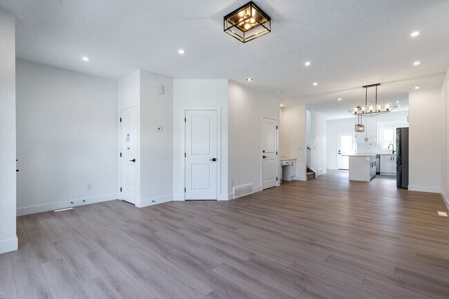 Photo du bâtiment - 7906-7975 75 Street NW