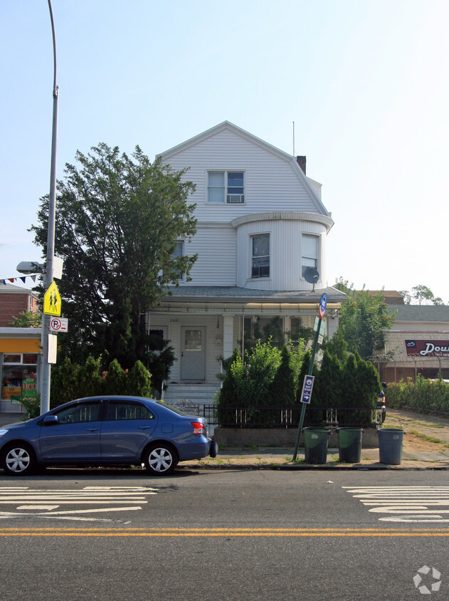 Building Photo - 2015 Cropsey Ave