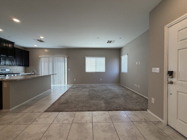 Foto del edificio - GATED 3 BED 3 BATH 2 CAR GARAGE TOWNHOUSE W/ BED AND BATH DOWNSTAIRS + LOFT & YARD. COMMUNITY FEA...