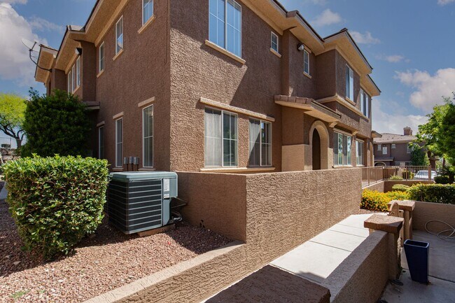 Foto del edificio - NW townhome with 2 car garage in gated community.