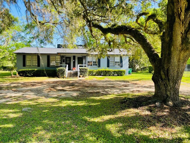 Building Photo - Charmer in the NW close to Lake Jackson- a...