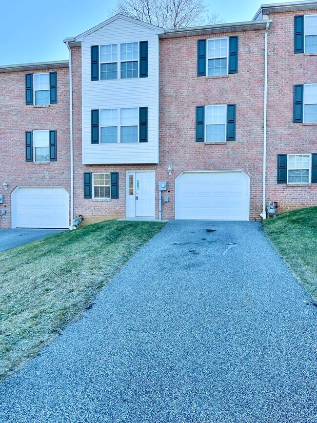 218 Lester Ct, Glen Rock, PA 17327 Townhome Rentals in Glen Rock PA
