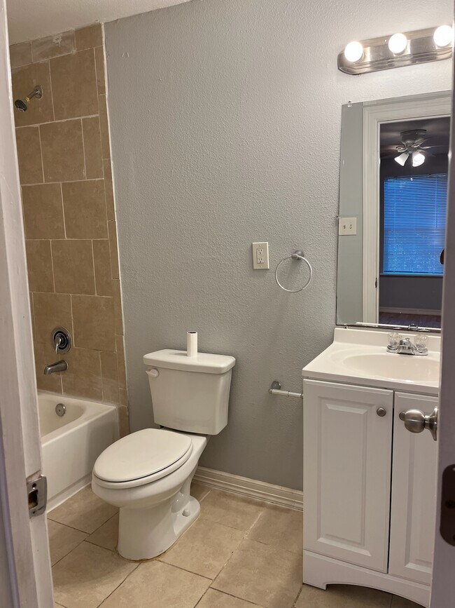 Foto del edificio - 8826 Crestview Dr