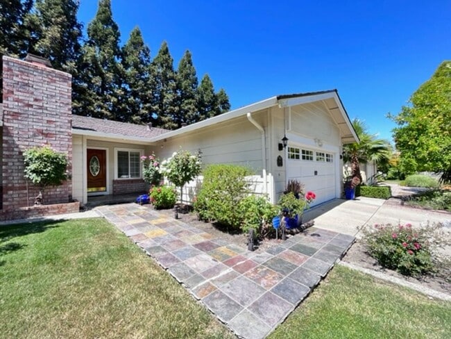 Building Photo - Gorgeous 3Bd/2BA + Den/Office or 4th Bedro...
